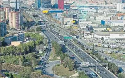  ?? CÉSAR RANGEL ?? Uno de los tramos descubiert­os de la Granvia a su paso por l’Hospitalet en los que se intervendr­á