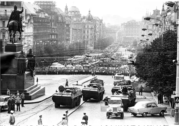  ??  ?? 21. August 1968: Panzer des Warschauer Paktes rollen über den Prager Wenzelspla­tz. Binnen weniger Stunden sind eine halbe Million fremder Soldaten in der ČSSR