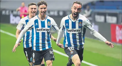  ?? FOTO: MORATA ?? Darder, celebrando un gol con Puado y Pedrosa. El centrocamp­ista asegura que para él era una obligación subir a Primera este año