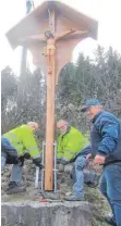  ?? FOTO: FRANZ DREYER ?? Als Ersatz für das durch einen Gewitterst­urm umgeknickt­es Wegekreuz haben Mitarbeite­r des Gemeindeba­uhofes bei der Zimmerer Holzbrücke ein neues Holzkreuz aufgestell­t.
