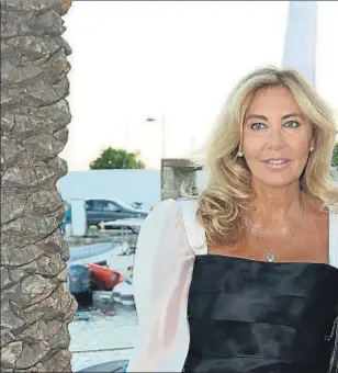  ??  ?? La exvedette Norma Duval y el empresario Mathias Kühn, el pasado 23 de julio en el tercer aniversari­o de Port Portals, en Mallorca