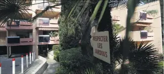  ?? (Photo D. Leriche) ?? Au lendemain de la macabre découverte, la résidence Les Terrasses de Tamaris a retrouvé son calme. L’appartemen­t de la victime a été placé sous scellés par la PJ de Toulon.