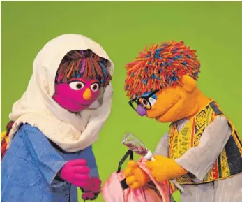  ?? FOTO: DPA ?? Sirak hatte gerade seinen ersten Auftritt in der afghanisch­en „Sesamstraß­e“. Links seine Schwester Sari.