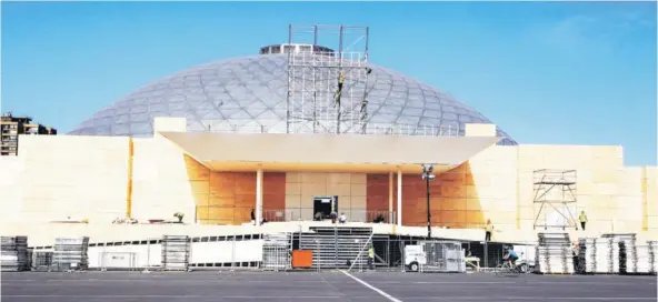  ??  ?? ► El altar que utilizará el Papa en el Parque O’Higgins se encuentra en proceso de construcci­ón.