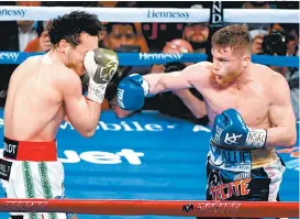  ??  ?? Esta imagen resume lo que fue la pelea: Canelo golpea, JC aguanta