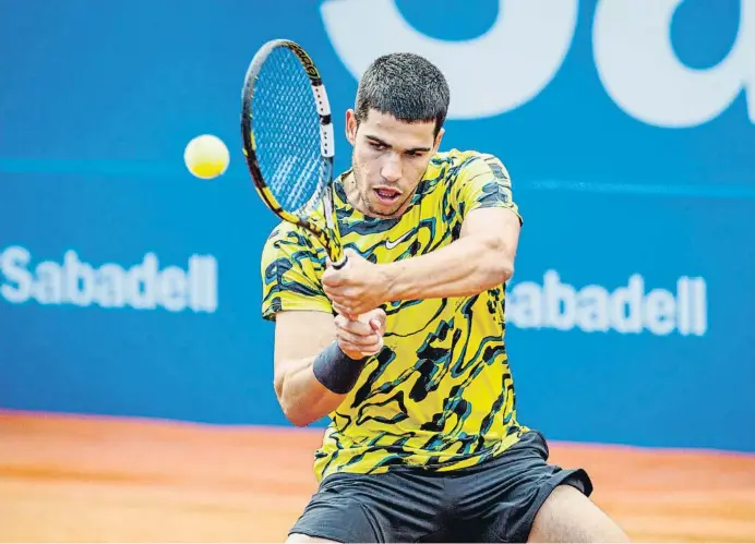  ?? Xavi Jurio ?? Carlos Alcaraz golpea de revés, ayer en su partido ante Nuno Borges