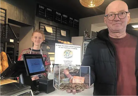  ?? | PHOTO : OUEST-FRANCE ?? Bruno Le Jeune, président de Petits cadeaux pour gros bobos, présente l’une des 35 tirelires qui permettent de collecter des dons pour l’associatio­n. Ici, à la boulangeri­e La Trébeurdin­e, à Trébeurden.