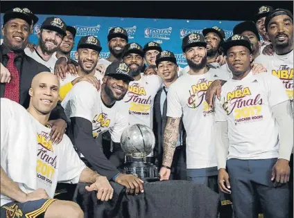  ?? FOTO: AP ?? Los Cavaliers, otra vez campeones del Este. El equipo de Cleveland ha ganado este trofeo los tres últimos años