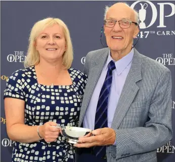  ?? ?? Colin Farquharso­n with wife Ethel as he was awarded lifetime membership of the Associatio­n of Golf Writers