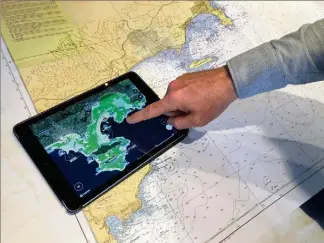  ?? (Photo A. P.) ?? Les capitaines utilisent l’applicatio­n Donia, qui donne accès à la cartograph­ie de la posidonie.