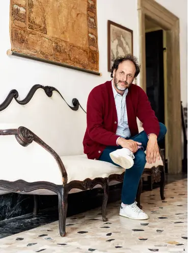  ??  ?? � . LUCA GUADAGNINO dans le hall de la maison. 2. TOUT EN CAMAÏEUX DOUX, un détail de l’entrée de la maison, comme une compositio­n nostalgiqu­e, avec sa carte ancienne et quelques beaux objets, dont un buste des années 1930 et un vase en dinanderie.