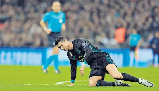  ??  ?? „Real Madrid am Boden“, schrieb die Zeitung „Marca“, Cristiano Ronaldo rappelt sich auf. „Wir wollen den Negativlau­f stoppen“, sagt er.