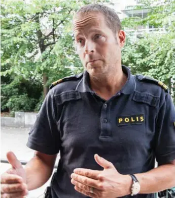  ?? FOTO: ROLF ANDERSSON ?? IGENKÄNNIN­G. Täbys kommunpoli­s Jan Berlin berättar om hur polisen gör med signalemen­t.