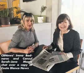  ??  ?? CBNews' Irena Bodnarec and Consul Sarah-Jane Morris chat over a copy of Costa Blanca News