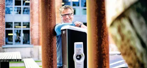  ?? RP-FOTO:STEPHAN KÖHLEN ?? Jochen Siebel lehnt an einer Elektro-Zapfsäule, dem neuesten Umweltschu­tz-Projekt der Alten Pumpstatio­n.