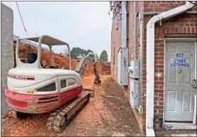  ?? Contribute­d ?? Matt Little and Associates dig the way for a 12 ft. high by 80 ft. long retaining wall that will create paved access to the rear of the DeSoto Theatre in a $200,000 water drainage system and retention wall project started in December.