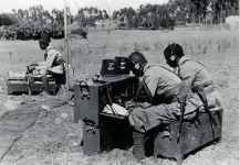  ??  ?? Left: Eritrean engineers of the Compagnia Mista, which included also some radioteleg­raphists like the ones photograph­ed here