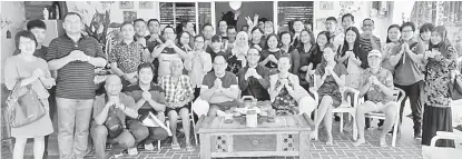  ??  ?? UNTUK ALBUM: Chai (duduk empat kanan) serta ahli keluarga bergambar bersama ahli NSJA yang berkunjung ke majlis sambutan Tahun Baharu Cina di kediamanny­a semalam.