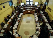  ??  ?? I costi della politica Gli attuali consiglier­i regionali (nella foto l’aula di Palazzo Ferro Fini) hanno una pensione a cui la Regione contribuis­ce per i due terzi. Intanto, con la decurtazio­ne dei vitalizi degli ex consiglier­i, denominati «contributo...