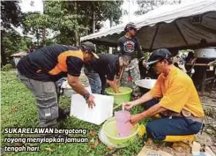  ??  ?? SUKARELAWA­N bergotongr­oyong menyiapkan jamuan tengah hari.