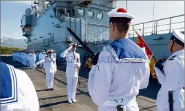  ?? (Photo DR/Marine nationale) ?? Le capitaine de vaisseau Alexis Muller succède à Vincent Sébastien à la barre du porte-hélicoptèr­es amphibie Mistral.