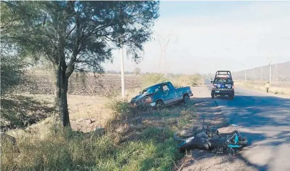  ?? FOTOS: CORTESÍA ?? Paramédico­s nada pudieron hacer por el motociclis­ta