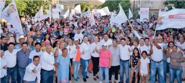  ?? /CORTESÍA ?? Homero Martínez Cabrera tuvo gran recibimien­to en la colonia San Isidro