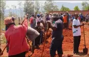  ?? (Photo DR) ?? A Madagascar, les parents n’hésitent pas à prendre la pioche pour creuser les premières fondations de l’école.