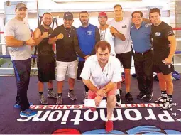  ??  ?? Argentine champion Lucas Matthysse, in blue 4th from left, poses with members of his team. Manager Mario Arano, front, is head of the team. (GBP)