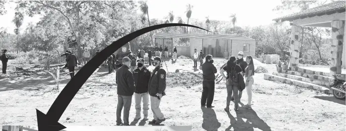  ??  ?? Policías y funcionari­os del Ministerio Público conversan frente a la casa principal del condominio Monte Pacará (derecha). En el fondo, la estructura revisada.