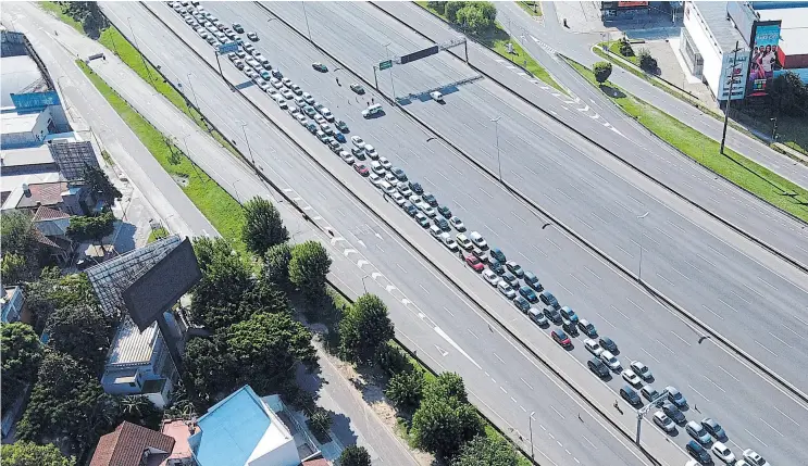  ?? daniel jayo ?? El escaso tránsito de acceso a la ciudad, en la Panamerica­na, se transformó en largas filas de vehículos por los controles