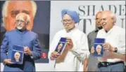  ?? SONU MEHTA/HT ?? (From left) Former vicepresid­ent Hamid Ansari, former PM Manmohan Singh release a book written by Congress leader Kapil Sibal at Teen Murti Bhawan in New Delhi on Friday.