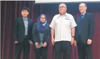  ??  ?? TIDAK BERBAHAYA: Datuk Bandar MBM Adam Yii (dua kanan) pada ceramah keselamata­n awam anjuran Sacofa di Miri.