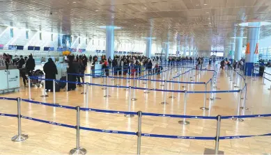  ?? (Rami Amichay/Reuters) ?? THE DEPARTURES terminal at Ben-Gurion Airport yesterday as airlines and passengers cancel flights.