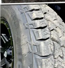  ??  ?? Alternatin­g shoulder tread blocks have a scalloped edge for extra traction in mud and snow.