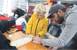  ??  ?? BÅT: Jakob Halvorsen (7) laget båt med pappa Jostein Halvorsen.