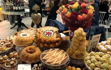  ??  ?? Golosità Un trionfo di dolci della cucina campana: babà, pastiera, sfogliatel­le, zeppole e sciù caramellat­i