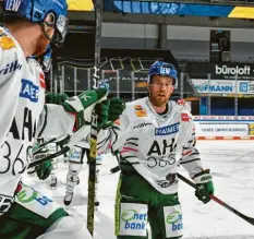  ?? Foto: Thorsten Schönberge­r ?? Der kanadische Neuzugang Brad McClure (rechts) durfte mit seinen neuen Augsbur‰ ger Teamkolleg­en gleich eigene Treffer bejubeln.