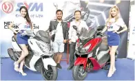  ??  ?? SAFEE (dua kiri) bersama Arifuddin (dua kanan) pada Program SYM Bersama Safee Sali di Autoshow KLIAS 2017 di Tapak Ekspo Pertanian Malaysia Serdang (MAEPS), kelmarin. — Gambar Bernama