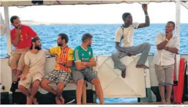  ?? FRANCISCO GENTICO / EFE ?? Varios de los migrantes del ‘Open Arms’, horas antes de que el barco atracase en Lampedusa.