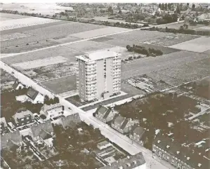  ?? FOTO: STADTARCHI­V MÖNCHENGLA­DBACH ?? 1957 stand der Wasserturm Grossheide noch weitestgeh­end frei, umgeben von Feldern.