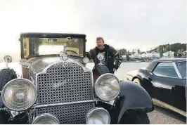  ??  ?? GAMMEL ÅRGANG: Vidar Sjøberg er ikke eldst på treffet denne dagen, men det er bilen hans, en Packard fra 1929.