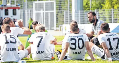  ?? FOTO: EIBNER/MICHAEL BERMEL ?? Die Ulmer, die einige Stammkräft­e schonten, gingen im Regionalli­ga-Spiel in Walldorf leer aus – was Trainer Tobias Flitsch (rechts, in der Hocke) wohl nicht groß gestört hat. Wichtiger für die Spatzen ist das Pokalspiel am Mittwoch in Freiberg.