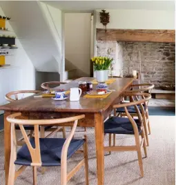  ??  ?? FEATURE WALL
FAR RIGHT The stag heads on the wall that divides the kitchen and living room are from Batemans auction house.