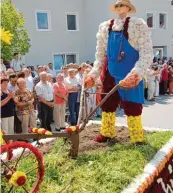  ?? Fotos: Claus Braun ?? Der Heimat und Trachtenve­rein ist Veranstalt­er der Festwoche Thierhaupt­en. Deshalb stehen Brauchtums und Heimatpfle­ge auf dem Programm, zum Beispiel Ehrentänze am Festsonnta­g. Höhepunkt ist der Festzug am Sonntag mit üppig geschmückt­en Blumenwage­n,...