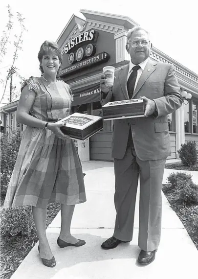  ?? THE COMMERCIAL APPEAL ?? Fast food entreprene­ur Dave Thomas, right, and his daughter stand before Thomas’ Sisters Chicken & Biscuits on Crump Boulevard on Aug. 10, 1983. Thomas also opened a chain of hamburger restaurant­s that he named for his daughter, Wendy, left.