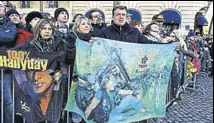  ?? AFP ?? Fans pay tribute to singer Johnny Hallyday on Saturday.