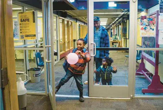  ?? JOVELLE TAMAYO/THE NEW YORK TIMES ?? Gerard Gousman, seen Jan. 5 with his sons in Seattle, says becoming a stay-at-home dad allowed him to take an active role in his children’s education.