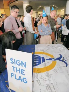  ??  ?? La comunidad de Orlando disfrutó de la nueva bandera.