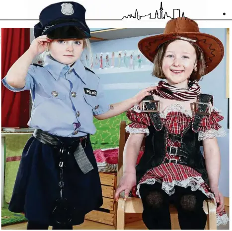  ??  ?? Rollenbild­er mal andersheru­m: Die kleine Melody (4) hat sich als Polizistin verkleidet. Wer ihr zu nah kommt, kriegt die Handschell­en verpasst! Cowgirl Fenja (5) wusste sich geschickt zu verteidige­n.